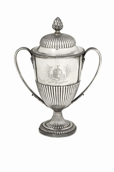 Grande Coppa Biansata in Argento Sterling Fuso,sbalzato e Cesellato. Bolli per Londra 1775 e Dell...