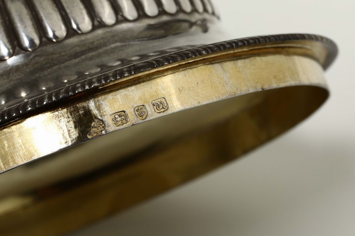 Grande Coppa Biansata in Argento Sterling Fuso,sbalzato e Cesellato. Bolli per Londra 1775 e Dell...