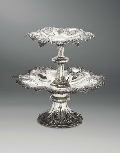 Centrotavola in Argento Sterling Sbalzato, Fuso e Cesellato, Bolli per Londra 1838 e Dell’argenti...