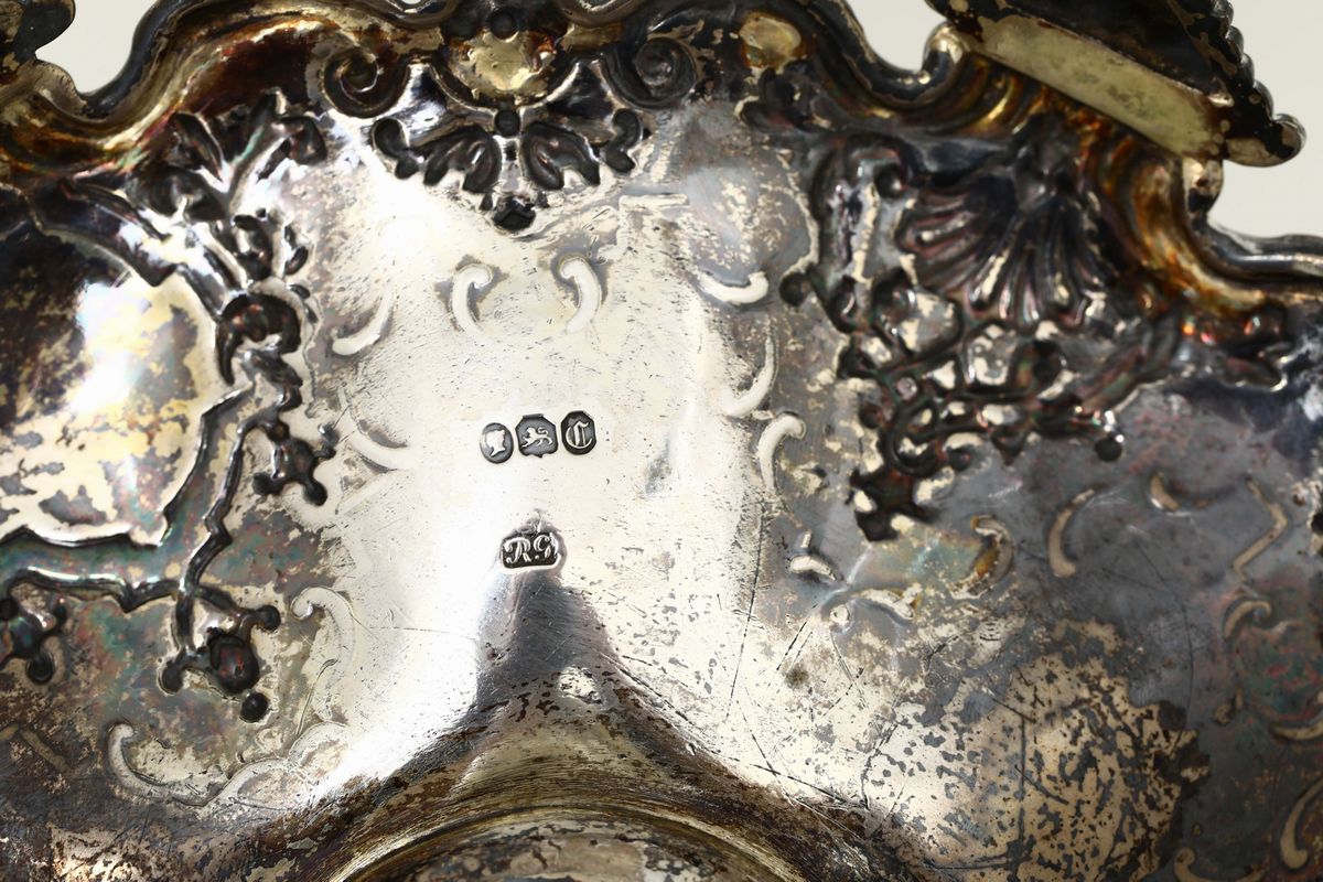 Centrotavola in Argento Sterling Sbalzato, Fuso e Cesellato, Bolli per Londra 1838 e Dell’argenti...