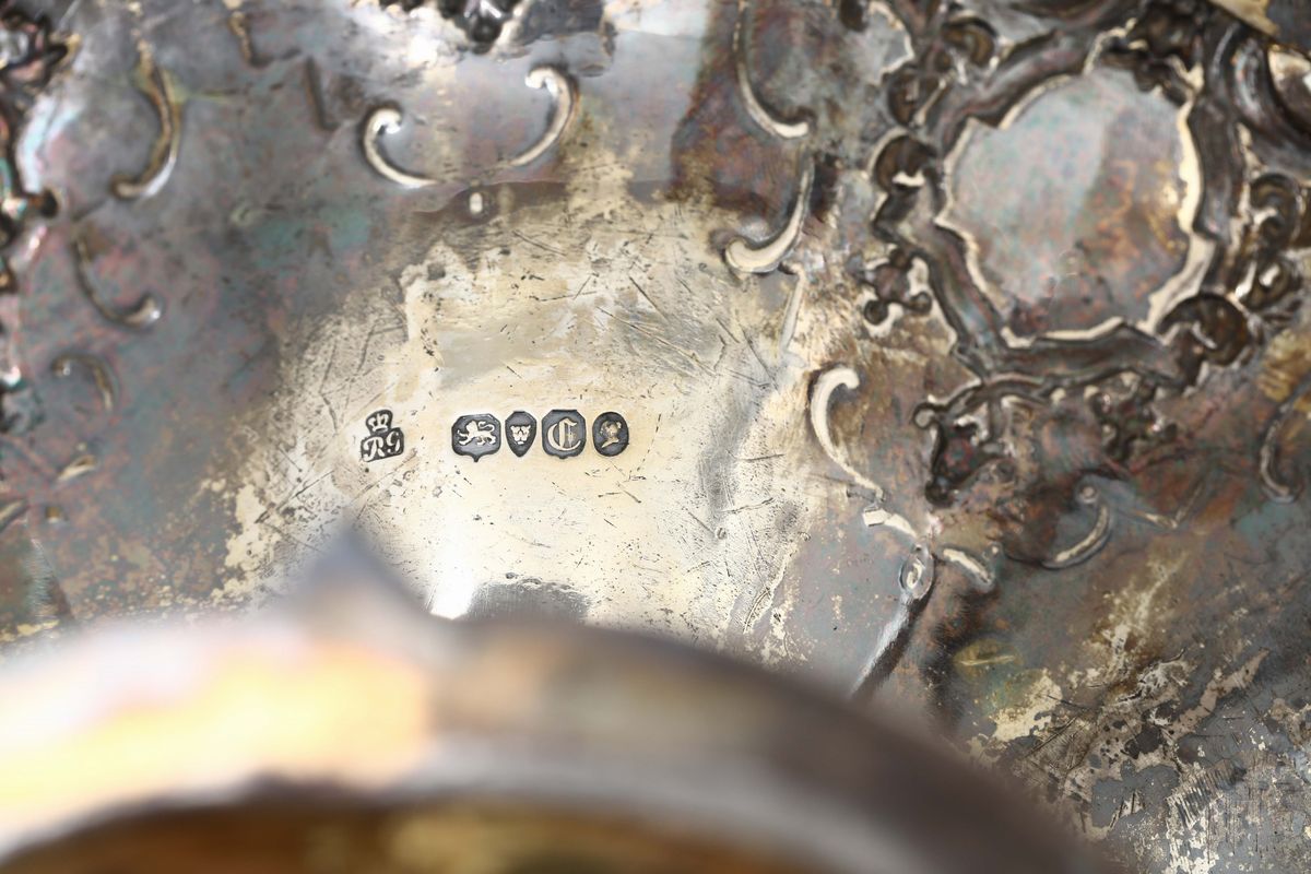 Centrotavola in Argento Sterling Sbalzato, Fuso e Cesellato, Bolli per Londra 1838 e Dell’argenti...