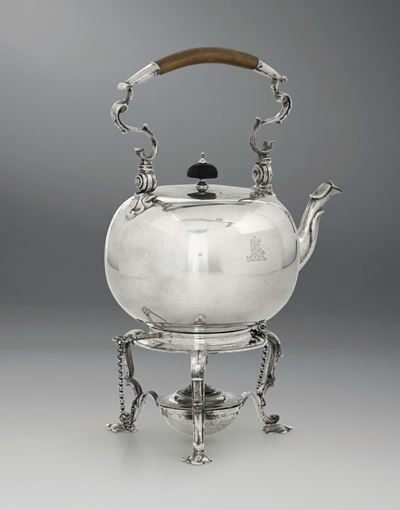 Samovar in Argento Sterling Fuso, Sbalzato e Cesellato. Bolli per Londra 1728. Argentiere Edward ...