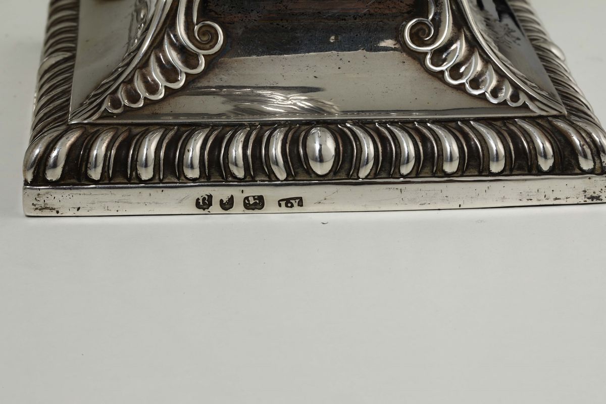 Coppia di Candelieri in Argento Steling Fuso, Sbalzato e Cesellato, Londra 1772, Argentiere John ...