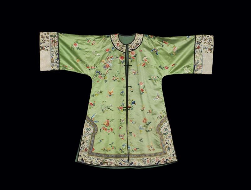 Veste in seta a fondo verde con decoro di fiori e farfalle, Cina, inizio XX secolo  - Asta Chinese Works of Art - Cambi Casa d'Aste