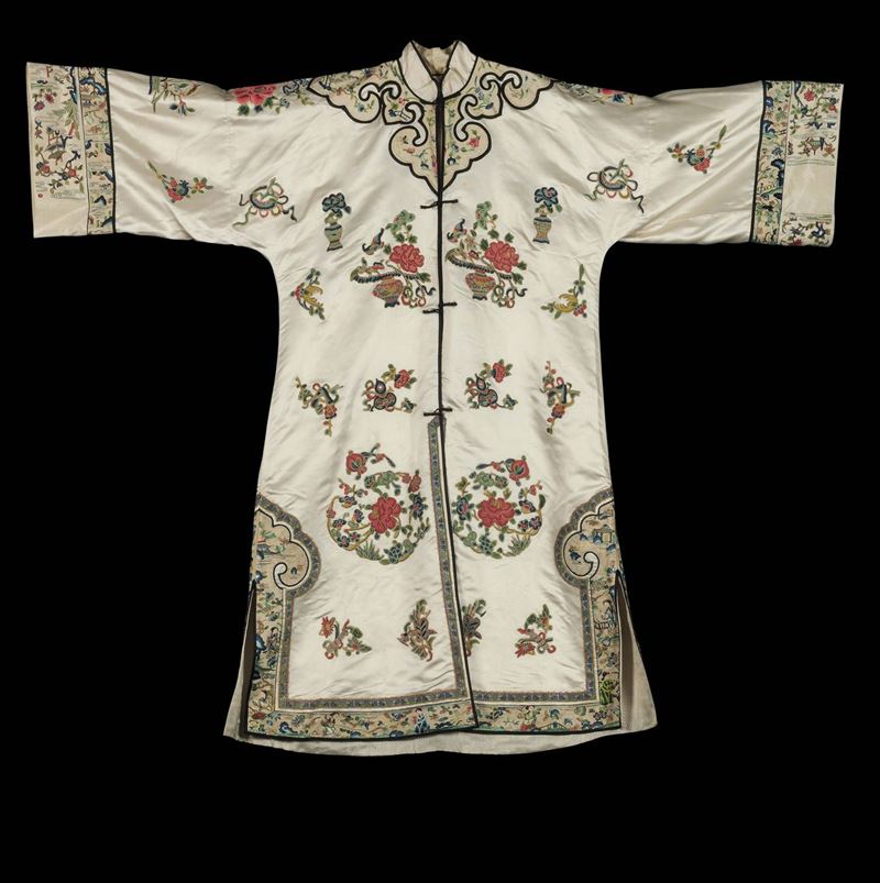 A white-ground silk dress embroidered with a naturalistic motif, China, early 20th century  - Auction Fine Chinese Works of Art - I - Cambi Casa d'Aste