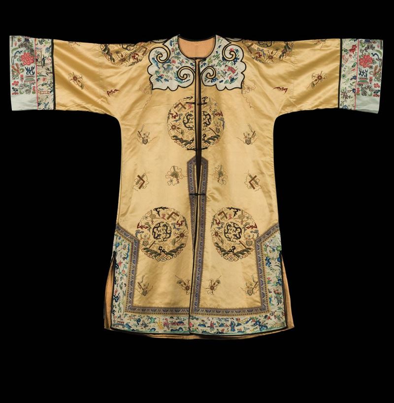 Veste in seta gialla a decoro naturalistico, Cina, inizio XX secolo  - Asta Fine Chinese Works of Art - Cambi Casa d'Aste