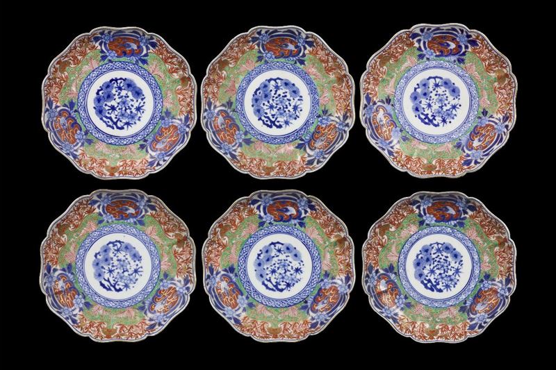 Lotto di sei piatti sagomati a smalti policromi con motivo fogliaceo e floreale, Giappone, XIX secolo  - Asta Chinese Works of Art - Cambi Casa d'Aste