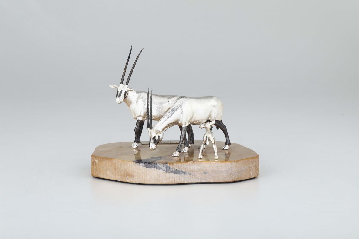 Gruppo con Antilopi in Argento Fuso, Cesellato e Niellato, Entro Scatola. Argentiere Asprey, Lond...