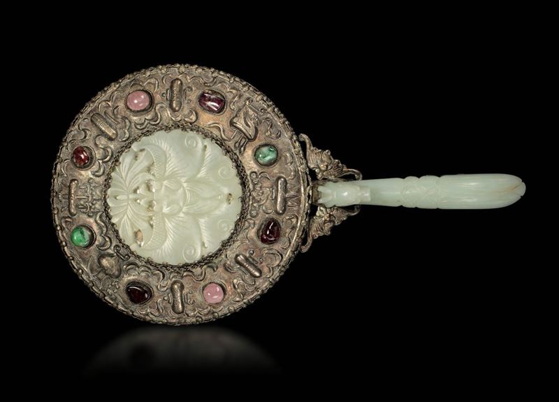A white jade mirror with semi-precious stone inlays with a white jade dragon belthook handle, China, Qing Dynasty, 19th century  - Auction Fine Chinese Works of Art - Cambi Casa d'Aste