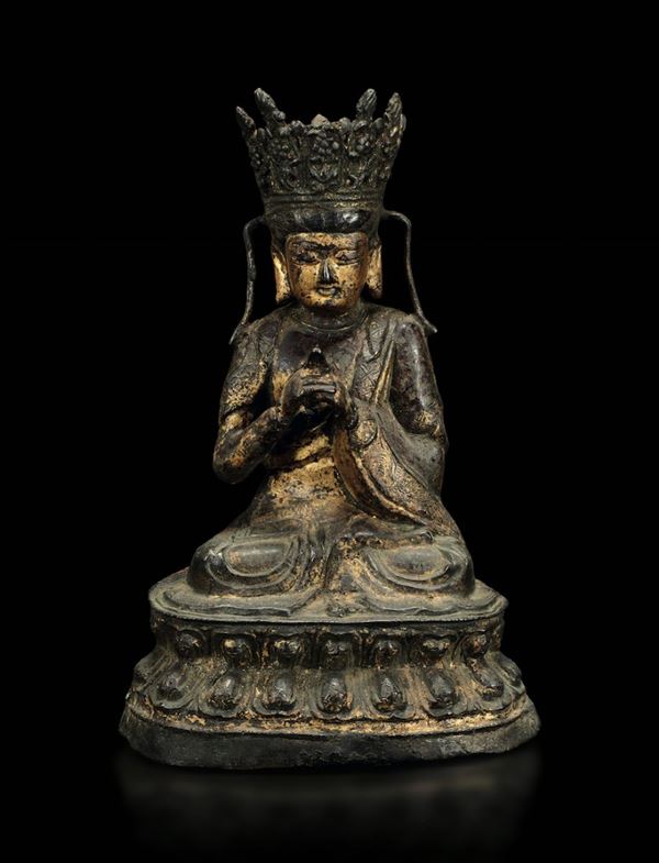 Figura di divinità in bronzo dorato seduta su doppio fiore di loto, Cina, Dinastia Ming, XVII secolo