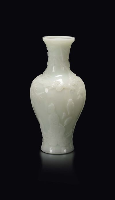 Vaso in Vetro Bianco con Decoro a Rilievo Raffigurante Guanyin, Cina, XX Secolo