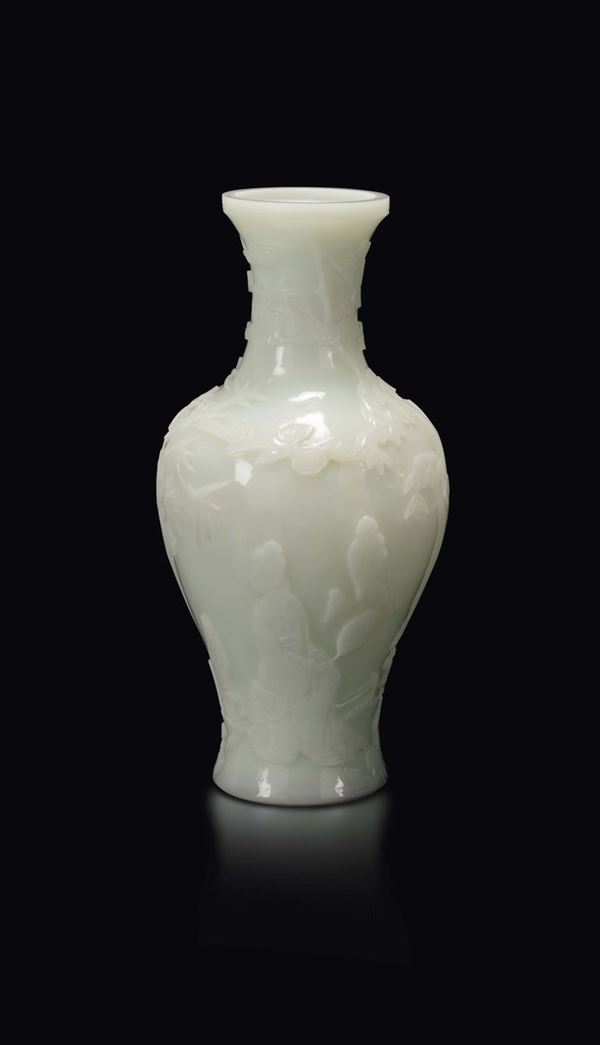 Vaso in vetro bianco con decoro a rilievo raffigurante Guanyin, Cina, XX secolo
