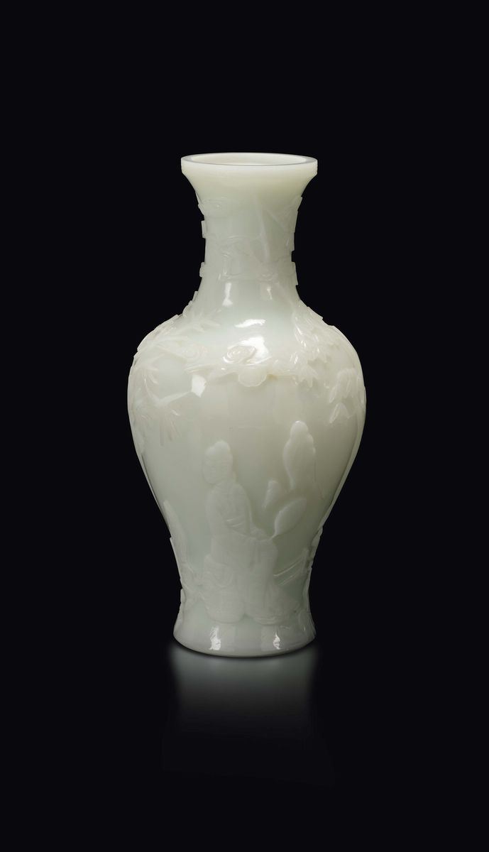 Vaso in vetro bianco con decoro a rilievo raffigurante Guanyin, Cina, XX secolo  - Asta Fine Chinese Works of Art - Cambi Casa d'Aste