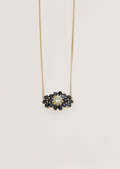 Pendente con Diamante Taglio Brillante per Ct 0,85 Circa e Piccoli Zaffiri a Contorno