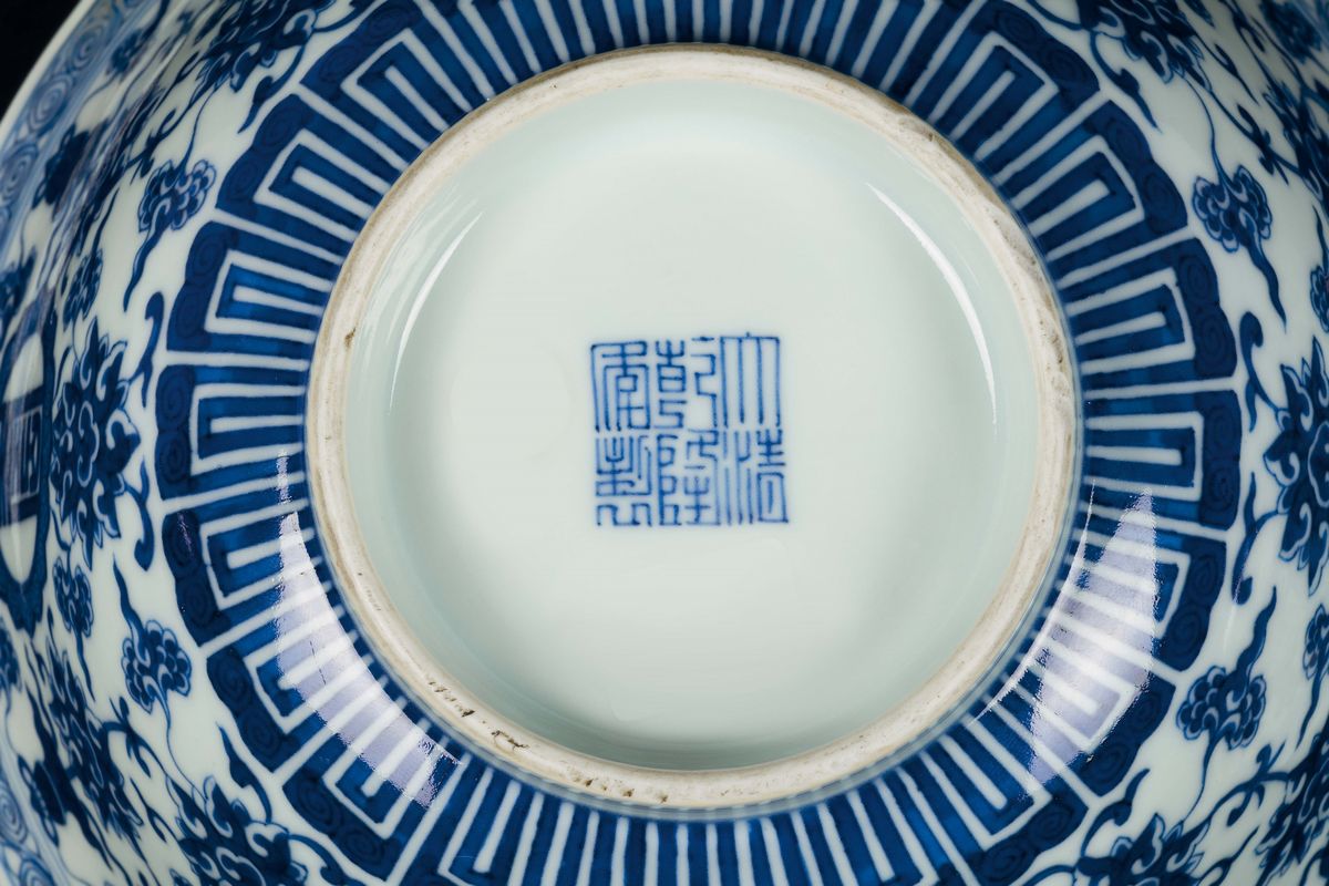 Coppia di Bowls in Porcellana Bianca e Blu con Quattro Caratteri Stilizzati Entro Cerchi Delimita...