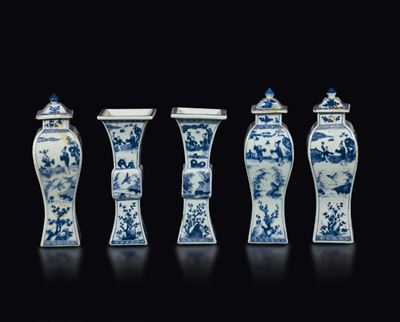 Set di Cinque Vasi in Porcellana Bianca e Blu, Due a Tromba e Tre con Coperchio, con Raffigurazio...