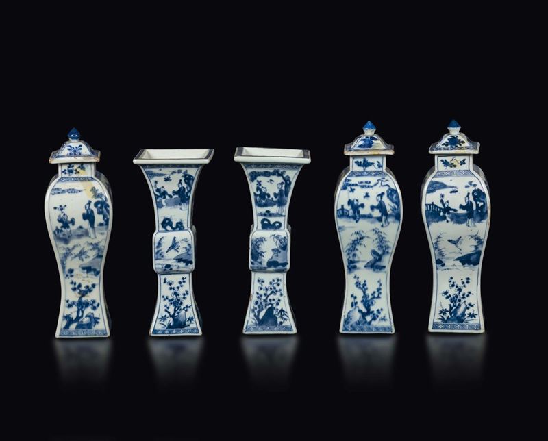 Set di cinque vasi in porcellana bianca e blu, due a tromba e tre con coperchio, con raffigurazione di Guanyin, fanciulli e pescatori, Cina, Dinastia Qing, epoca Kangxi (1662-1722)  - Asta Fine Chinese Works of Art - Cambi Casa d'Aste