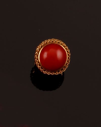 Anello con Corallo Rosso Taglio Cabochon