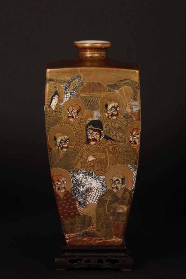 Vaso in porcellana Satsuma con immagini di saggi, Giappone, XIX secolo