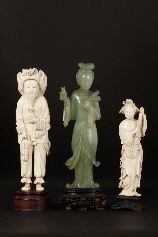 Lotto composto da due figure in avorio ed una Guanyin in giada verde, Cina, inizio XX secolo