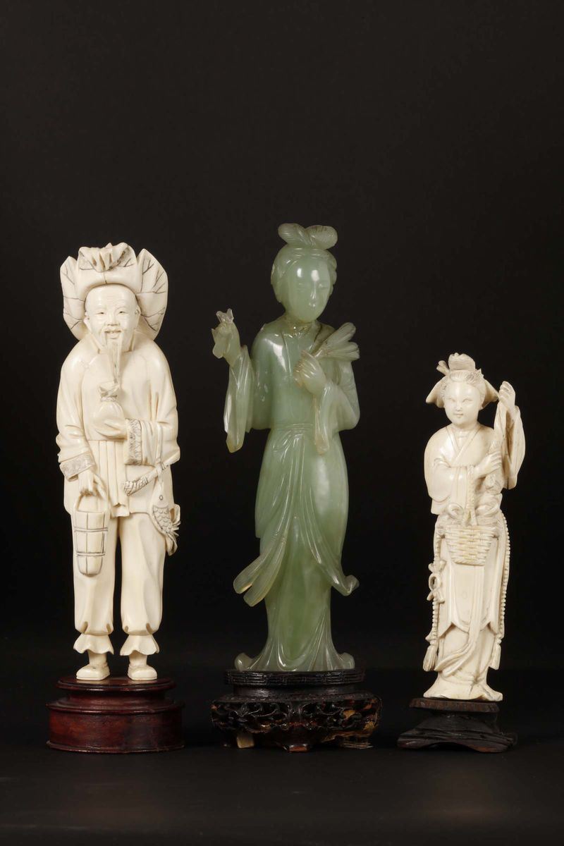 Lotto composto da due figure in avorio ed una Guanyin in giada verde, Cina, inizio XX secolo  - Asta Chinese Works of Art - Cambi Casa d'Aste