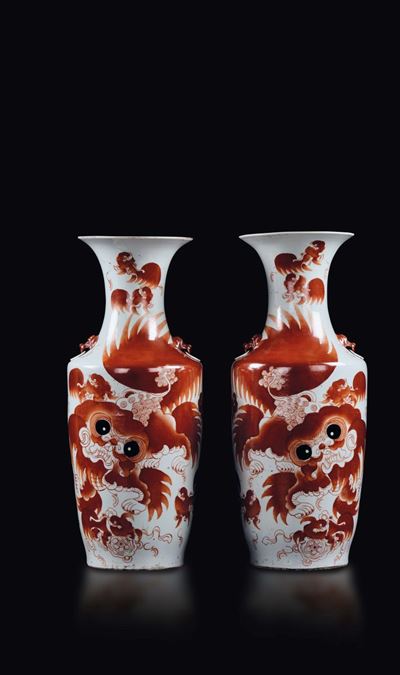 Coppia di Vasi in Porcellana a Smalti Policromi Raffiguranti Cani di Pho ed Iscrizioni, Cina, Din...