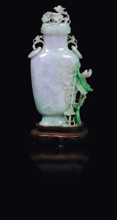Vaso in Giadeite e Sfumature Verde Mela con Coperchio e Manici Ad Anelli con Decoro di Uccellini ...