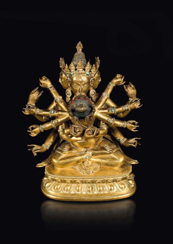 Figura di Guhyasamaja in bronzo dorato in yab yum su doppio fiore di loto con innesti in turchese e corallo, Cina, Dinastia Qing, epoca Qianlong (1736-1795)