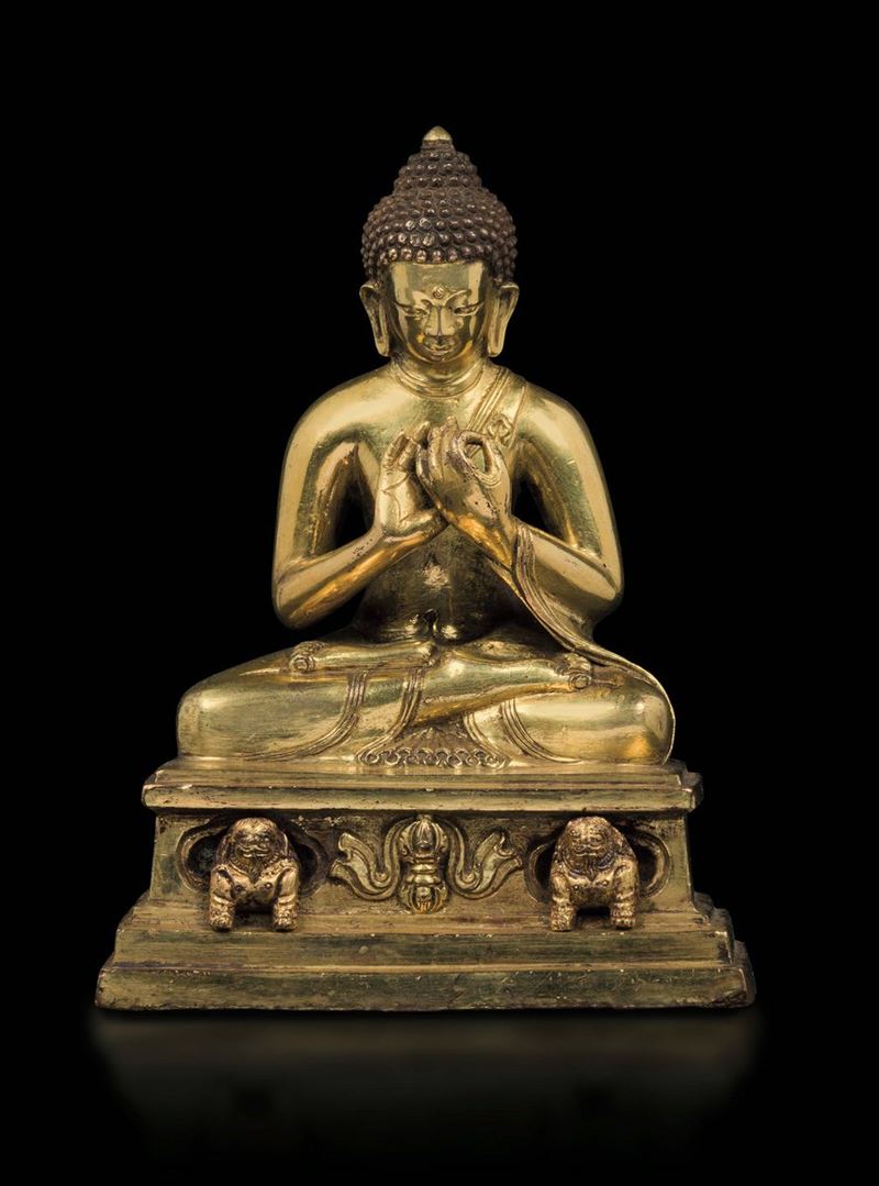Figura di Buddha Sakyamuni in bronzo dorato, Cina, Dinastia Qing, fine XVII secolo  - Asta Fine Chinese Works of Art - Cambi Casa d'Aste
