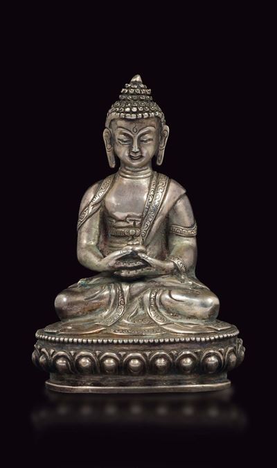 Figura di Buddha Sakyamuni in Argento Seduto su Fiore di Loto, Tibet, XVIII Secolo