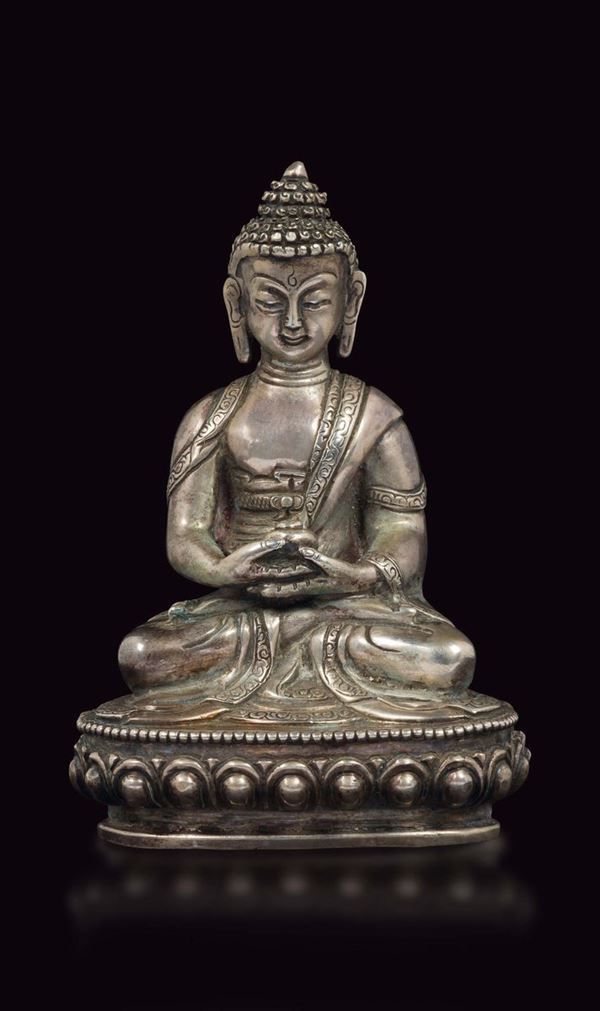 Figura di Buddha Sakyamuni in argento seduto su fiore di loto, Tibet, XVIII secolo
