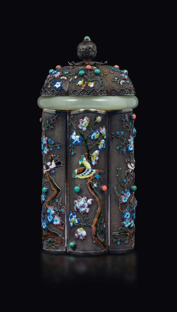 Vasetto in filigrana d’argento con innesti di smalto e perline di corallo e turchese a decoro di fiori di ciliegio e profilo in giada bianca, Cina, Dinastia Qing, XIX secolo