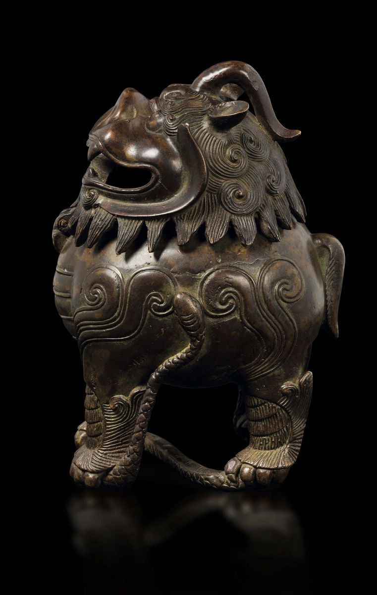 Incensiere in bronzo a guisa di cane di Pho, Cina, Dinastia Ming, XVII secolo  - Asta Fine Chinese Works of Art - Cambi Casa d'Aste