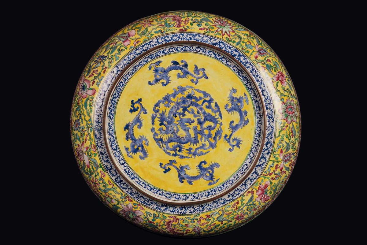 Coppia di Piatti in Smalto Canton Raffiguranti Attendente con Fanciullo ed Iscrizioni, Cina, Dina...