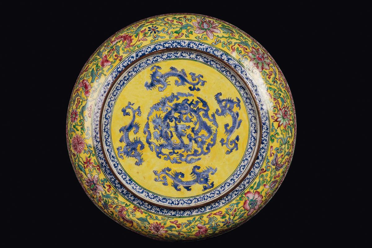 Coppia di Piatti in Smalto Canton Raffiguranti Attendente con Fanciullo ed Iscrizioni, Cina, Dina...
