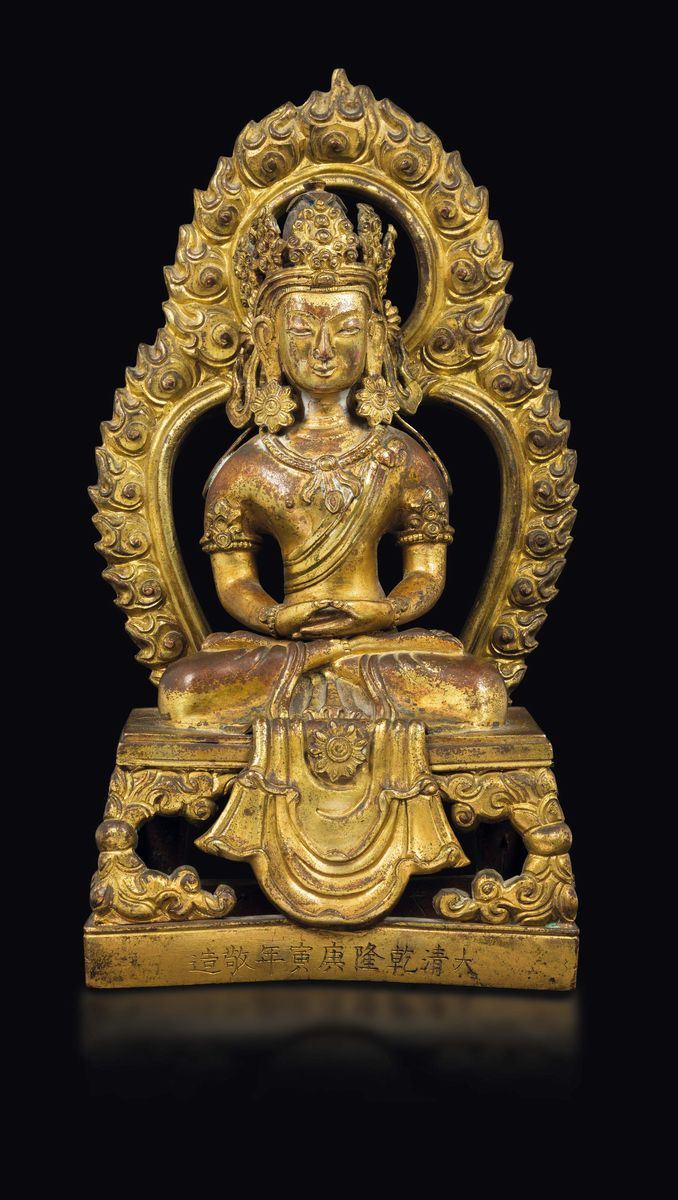 Figura di Amitayus in bronzo dorato con aura, Cina, Dinastia Qing, marchio e del periodo Qianlong (1736-1795)  - Asta The Art of Himalayan and Chinese Bronze - II - Cambi Casa d'Aste