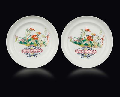 Coppia di Piatti in Porcellana a Smalti Policromi con Vasi di Fiori, Cina, Dinastia Qing, Marchio...