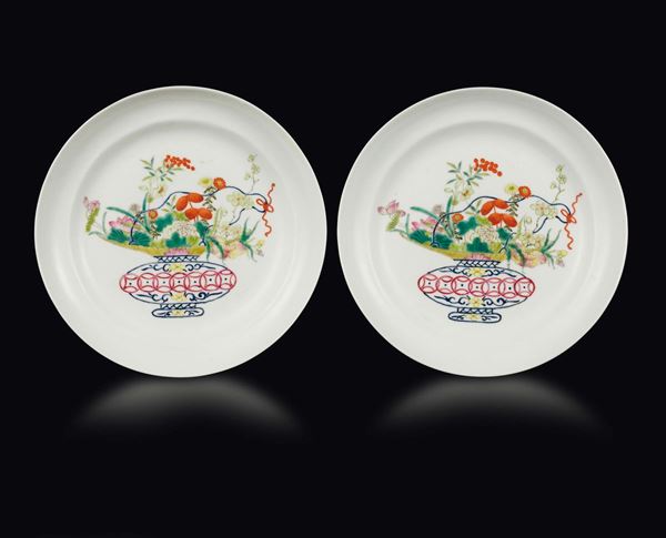 Coppia di piatti in porcellana a smalti policromi con vasi di fiori, Cina, Dinastia Qing, marchio e del periodo Guangxu (1875-1908)