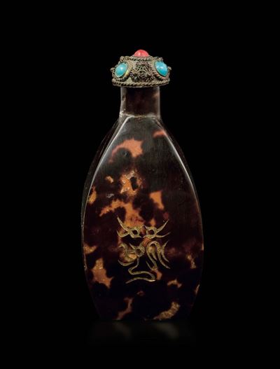 Snuff Bottle in Tartaruga con Tappo con Innesti in Pietre Dure, Cina, Dinastia Qing, Marchio e de...