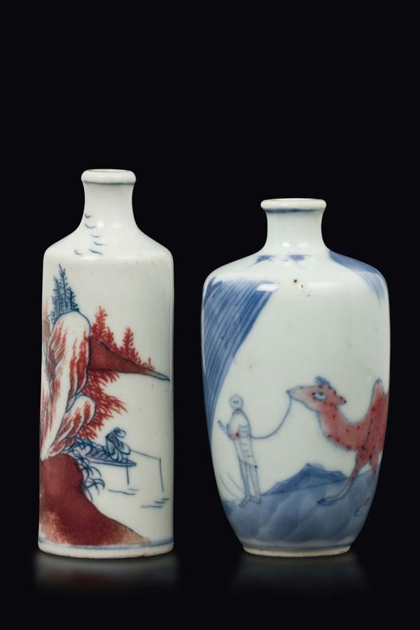 Due snuff bottles in porcellana bianca e blu con dettagli rosso ferro, Cina, Dinastia Qing, XIX secolo