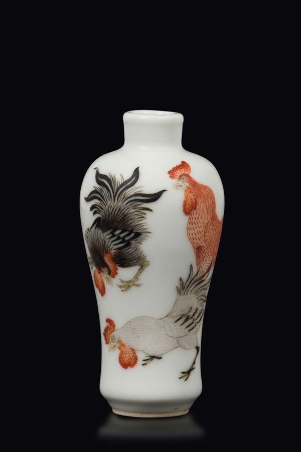 Snuff bottle in porcellana a smalti policromi con immagini di galli, Cina, Dinastia Qing, XIX secolo