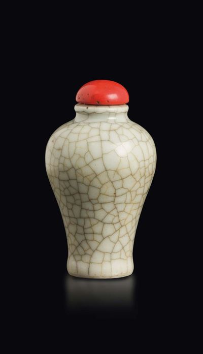 Snuff Bottle in Porcellana Craquelè Ge-type, Cina, Dinastia Qing, XIX Secolo