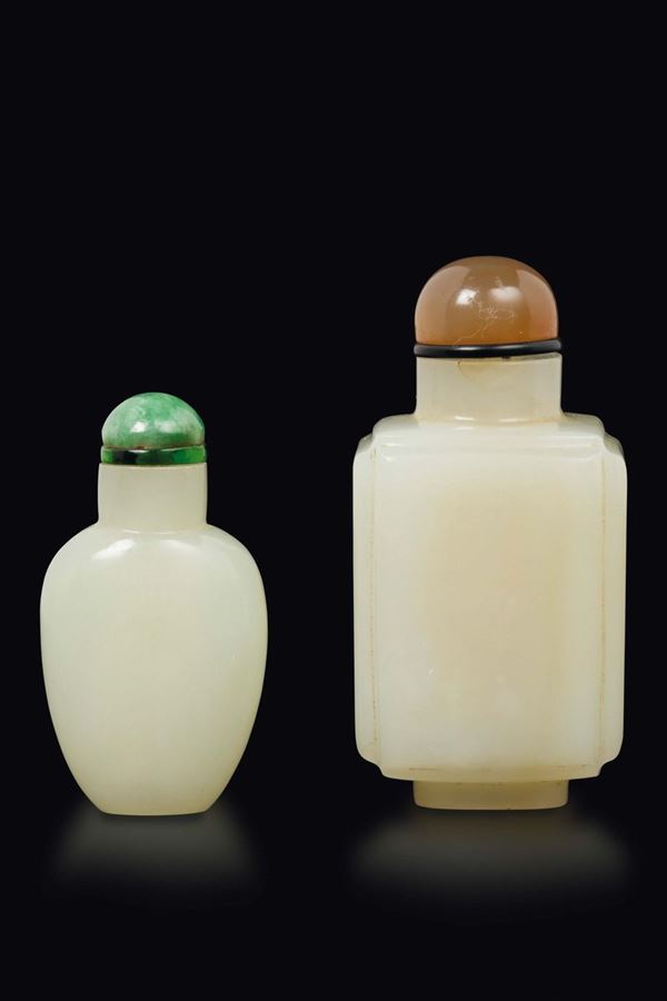 Due snuff bottles in giada bianca, una con tappo in giadeite ed una con tappo in agata, Cina, Dinastia Qing, XIX secolo