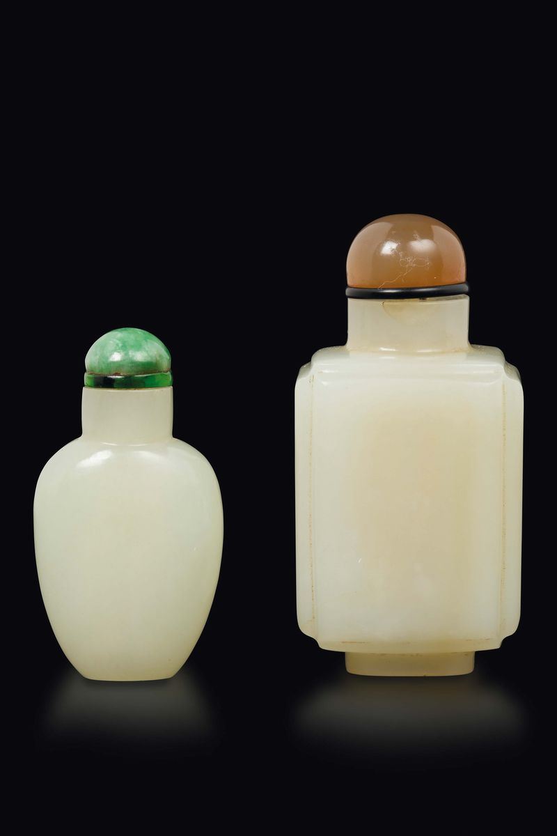 Two white jade snuff bottles, China, Qing Dynasty, 19th century  - Auction Fine Chinese Works of Art - Cambi Casa d'Aste