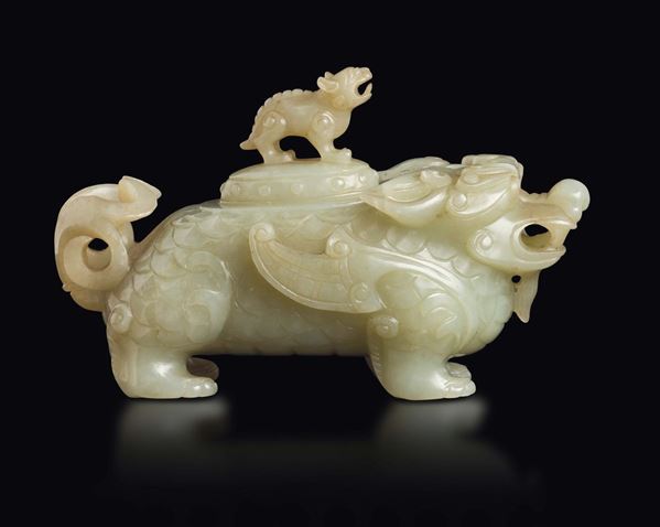 Vasetto con coperchio scolpito in giada bianca Celadon a guisa di cane di Pho, Cina, Dinastia Qing, XVIII secolo