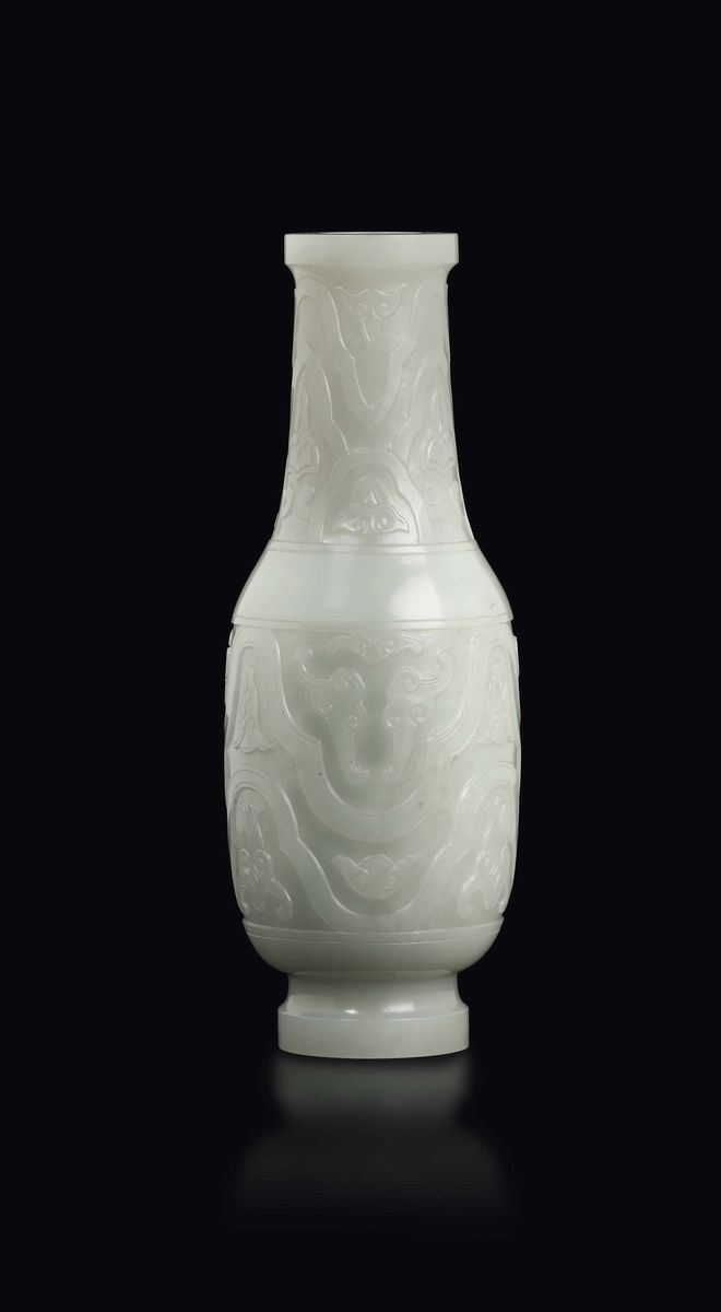 Vasetto scolpito in giada bianca con decoro geometrico in stile arcaico, Cina, Dinastia Qing, epoca Qianlong (1736-1795)  - Asta Fine Chinese Works of Art - Cambi Casa d'Aste