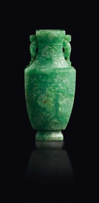 Vasetto in Giadeite con Forma e Decoro in Stile Arcaico, Cina, Inizio XX Secolo