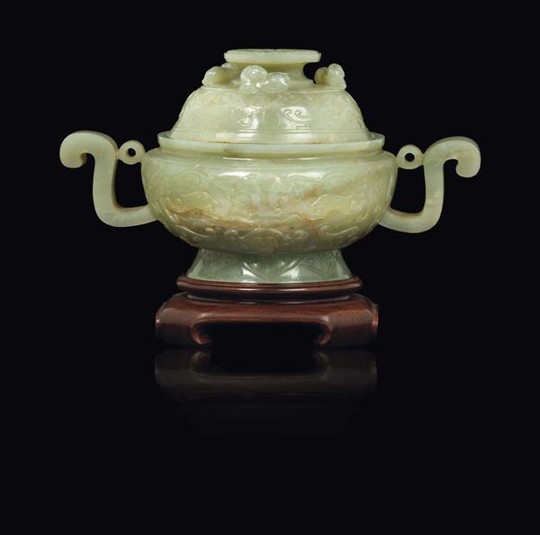 Incensiere in giada bianca Celadon con coperchio con figure di arieti e manici, Cina, Dinastia Qing, XVIII secolo