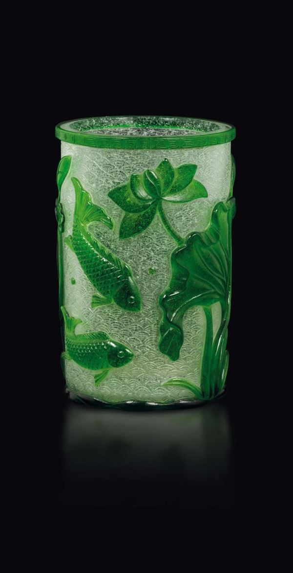 Bicchiere in vetro con pesci verdi a rilievo, Cina, Dinastia Qing, XVIII secolo