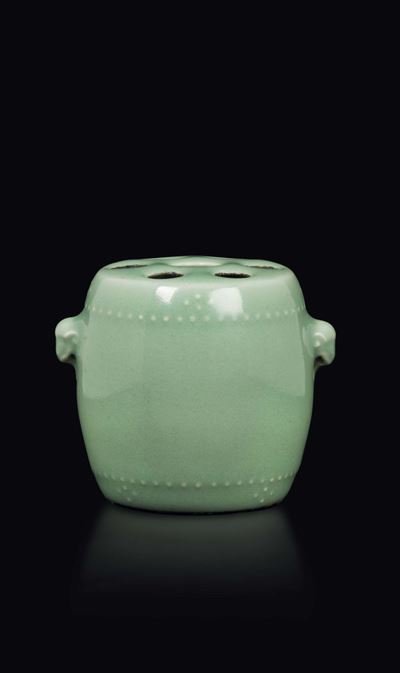 Piccolo Portapennelli in Porcellana Pale Celadon con Manici a Teste di Scimmia, Cina, Dinastia Qi...